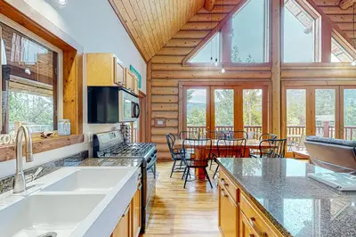 Gallery image of Lakeview Chalet in Christina Lake