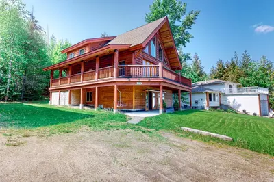 Gallery image of Lakeview Chalet in Christina Lake