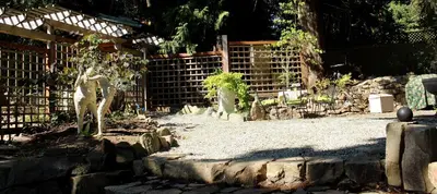 a garden with a fence and a statue of a giraffe at Thistle Dew Cottage in Ganges