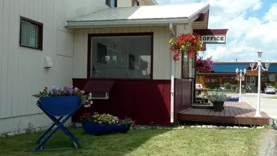 a house with two flower pots in front of it at Rondo Motel in Golden