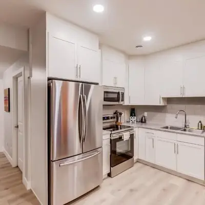 Modern suite near Airport Hospital Henday Town Ctr