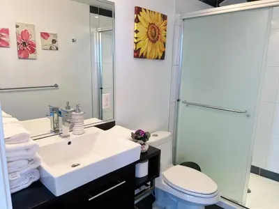 Gallery image of Downtown 4bd 2ba View Skytrain 2 Free Parking in Vancouver