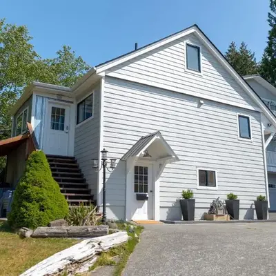 Surfs Inn Guesthouse & Cottages