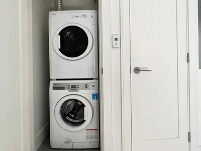 a washing machine and a dryer in a room at Brand New Modern Laneway House in Vancouver