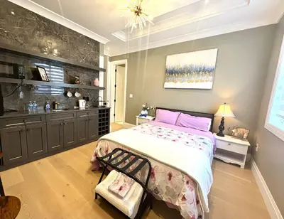 a bedroom with a large bed and a kitchen at Richmond Sweet home in Richmond