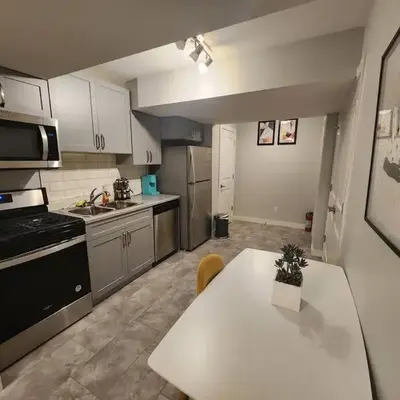 Deluxe 2 bedroom suite with*Netflix/Cable/Prime