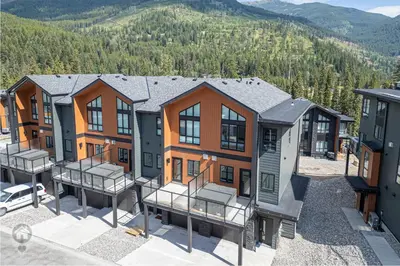 an aerial view of a row of modular homes at Nordix Townhomes by StayIn in Panorama