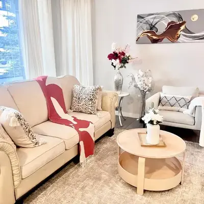 Spacious & Comfy Upper Floor 3BR Suite in Detached House