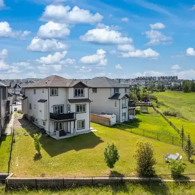 LUXURY LAKEVIEW HOME - 2500sqft of private space with 5 Beds