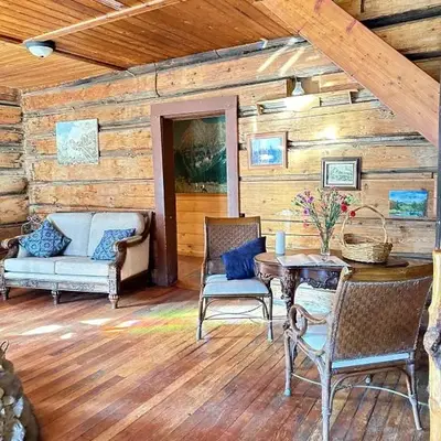Rustic Beaverfoot Lodge Room N3