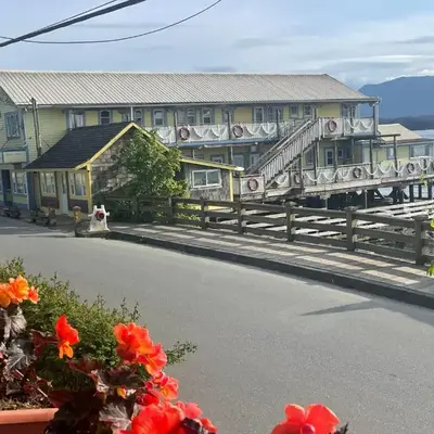 Seine Boat Inn