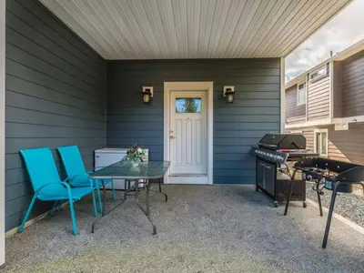 a patio with a table and chairs and a grill at \u6d77\u5c9b\u6c11\u5bbf 3\u5f20\u5e8a-2\u95f4\u5367\u5ba4\u72ec\u7acb\u5957\u623f in Nanaimo