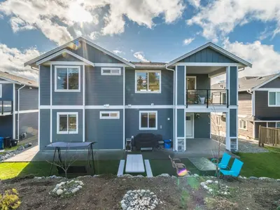 a large blue house with a backyard at \u6d77\u5c9b\u6c11\u5bbf 3\u5f20\u5e8a-2\u95f4\u5367\u5ba4\u72ec\u7acb\u5957\u623f in Nanaimo