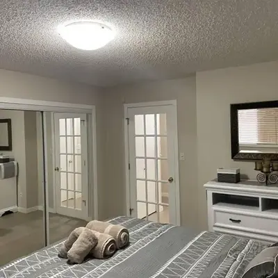Chris Cozy Condo Commonwealth #107 Edmonton