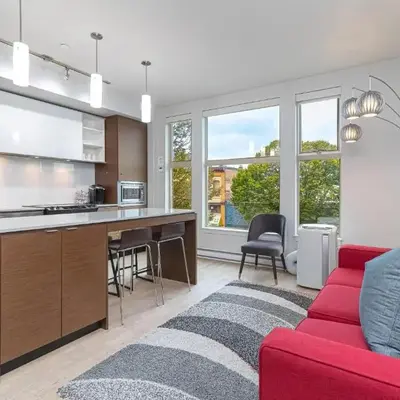 Chic And Cozy Condo In Old Town Victoria