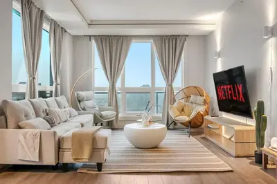 Gallery image of Upscale Penthouse Stay with Mountain & City Views, Free Parking, BBQ Grill, Office Space & More in Calgary