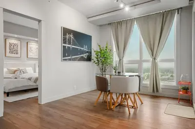 Gallery image of Upscale Penthouse Stay with Mountain & City Views, Free Parking, BBQ Grill, Office Space & More in Calgary
