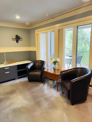 a living room with two chairs and a table at Unitrip King bed in Richmond
