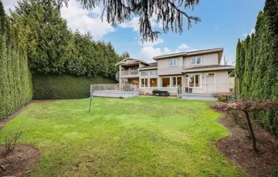 a large house with a large yard at Unitrip Queen bed Room 2 in Richmond