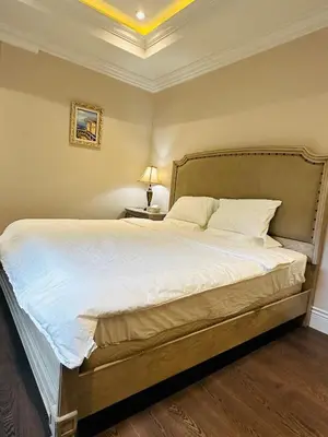 a bedroom with a large bed with white sheets at \u8212\u9002\u5927\u5e8a\u5957\u623f in Richmond