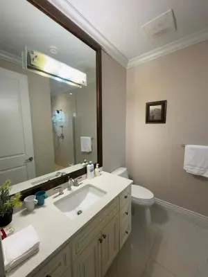 a bathroom with a sink and a toilet and a mirror at \u8212\u9002\u5927\u5e8a\u5957\u623f in Richmond