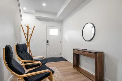 Gallery image of 2 Bedroom Modern Townhouse Near Aspen Landing with Garage Parking, Fast Wi-Fi, Office, 2 Full Baths & Netflix in Calgary