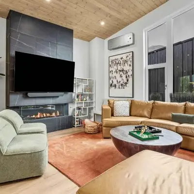 Scenic Views in a Luxurious Townhouse