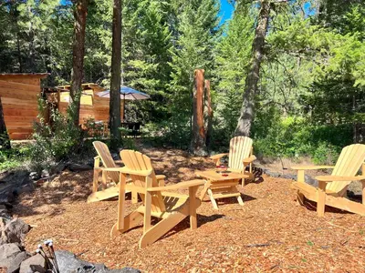 a group of chairs and a table in a yard at Butterfly Cottage - Glamping in Oliver