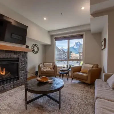 Modern Mountain Oasis Top floor 2 level 2bd
