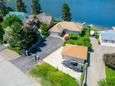 an overhead view of a house with a driveway at Skaha Lakefront Inn in Okanagan Falls