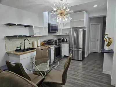 Gallery image of Deluxe Suite-2 Bedrooms with Full Kitchen in Edmonton