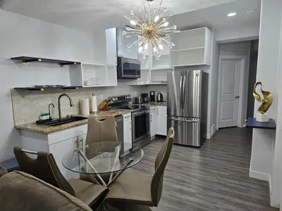 Gallery image of Deluxe Suite-2 Bedrooms with Full Kitchen in Edmonton