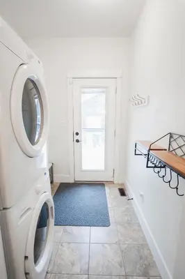 a laundry room with a washer and dryer at DOWNTOWN KINGBED 4Br FIREPLACE BIKELANE in Edmonton