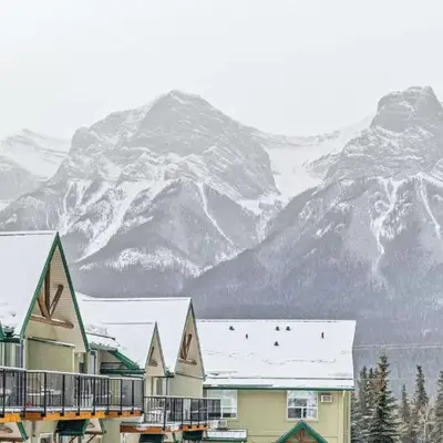 Scenic 2BR Haven with MTN Views Near DT Banff
