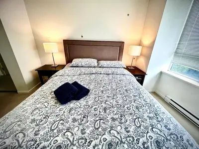 a bedroom with a large bed and two lamps at Fantastic and comfortable 2B2B center of Richmond in Richmond