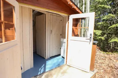 Gallery image of The Elderberry Cabin - Cowichan Valley Bunkie Glamping in Duncan