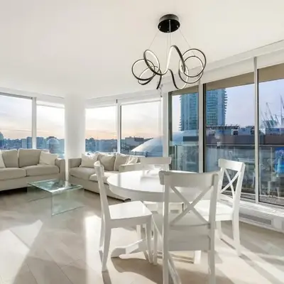Bright 3BR Downtown Vancouver Condo w Pool & Gym