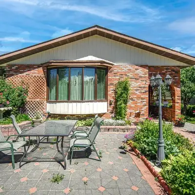 Centrally located 1 Bed 1 Bath Ensuite Cute Guest Suite Private Laundry Pet OK