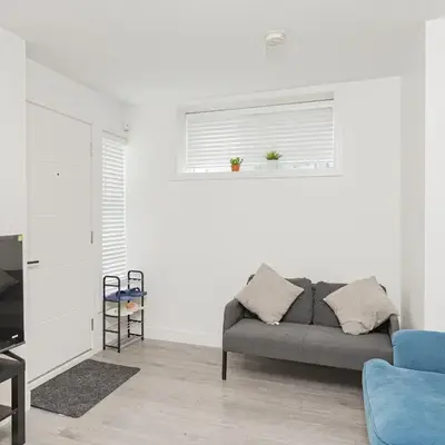 Dumfries Guest Room in Vancouver