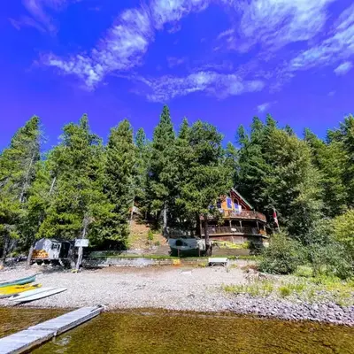 Beachfront Lake House Moyie BC