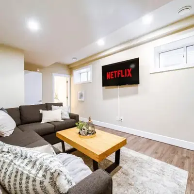 Sanctuary Suite - KingBed - Wifi - Near WEM - Rogers