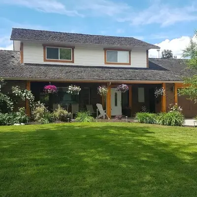 Just across from the lake !