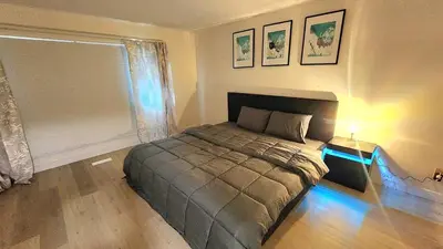 Gallery image of Spacious entire 4 bedroom home with two living rooms in Edmonton