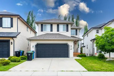 a house with a garage at Valley Villa Spacious 5BD Getaway! Sleep 12, 1hr to Banff, 40 Mins Canmore, 5 mins to WinSport & Olympic park in Calgary