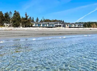 a view of the beach with houses in the background at I Beach You To It in Oyster Bay