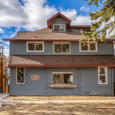 Mountain View Retreat in the heart of Banff - Massive House Sleeps 23