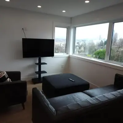 Urban Elegance: Spacious 2-Bed Townhouse with Modern Charm