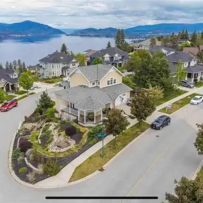 Relaxing Lakeview 2 bedroom entire suite