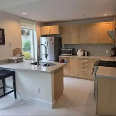 Private Room in Vibrant Vancouver - with share living room and kitchen