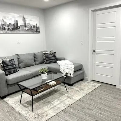 1-BR Suite with Private entrance near Restaurants